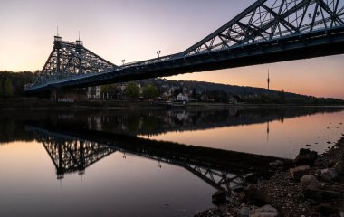 Dresden 'deki muhteşem Loschwitz Köprüsü, Elbe, Saksonya, Almanya