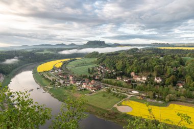Saxon İsviçre, Saksonya, Almanya 'da sabah titreşimleri