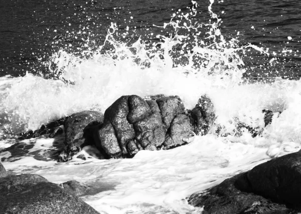 Dalgalar taşın üzerinde patlıyor