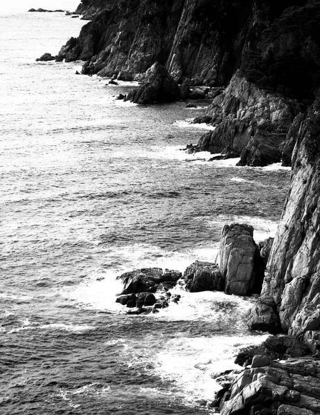 Uçurum manzarası siyah ve beyaz