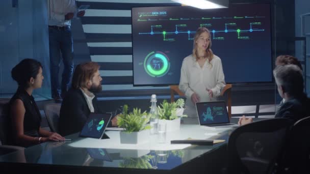 公司会议室 女行政人员使用数字互动监测器与董事会和投资者交谈 屏幕显示绿色图表和图形 Arri Alexa Mini Camera中枪 — 图库视频影像