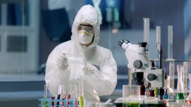 Mikroskop kullanan kadın bilim adamı, DNA dizisi animasyonunu gösteren modern saydam bir cihaz tutarken Genetik Kodu analiz ediyor. Çekim Arri Alexa Mini Uhd Kamera.
