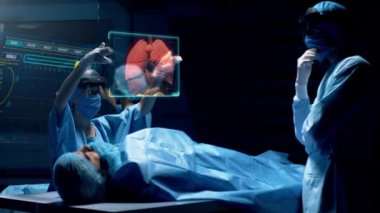 Artırılmış sanal gerçeklik holografik lens kulaklığı kullanan bir grup cerrah hasta organlarını gösteren sanal bir arayüzle etkileşim halindeler. Doktor kalbi analiz eder. Red Epic W Helyum 8k Sinema Kamerasında Çekim.