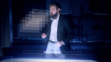 Erkek Mimar, grafikleri gösteren jestler kullanarak Holografik Artırılmış Gerçeklik 3d Şehir Modeli ile çalışır. Geliştirilmiş Sanal Modelleme Yazılımlı Teknolojik Gelişmiş Ofis.