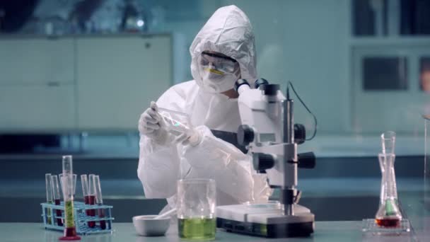 Chemist Coverall Analiza Adn Dispositivo Transparente Microscopio Dentro Laboratorio Secreto — Vídeo de stock