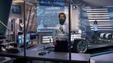 Yüksek teknolojili, şeffaf ekran ve holografik artırılmış teknoloji kullanarak fiziksel elektrikli araba konsepti üzerinde çalışan bir grup mühendis. Red Epic W Helyum 8k Sinema Kamerasında Çekim.