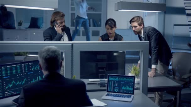 股票交易商 经纪人和投资者组成的多样化团队在电脑上分析股票数据的同时 在深夜工作庆祝 坐在办公桌前的中年员工使用台式机和笔记本电脑 — 图库视频影像