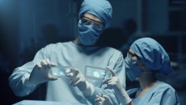 Professzionális Sebész Asszisztens Analizálja Beteg Tüdő Diagnózis Adatok Átlátható Eszközök — Stock videók