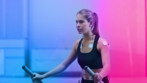 Science High Tech Sports Lab Gyönyörű Sportoló Sétál Futópadon Elektródák — Stock videók