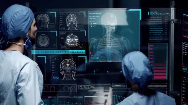 将来のホログラムで大きなガラススクリーンをチェックすることで 患者の医療Mri診断を分析する専門医 ホログラフィック 脳スキャン — ストック動画