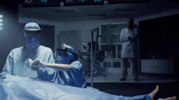 Equipe Dos Cirurgiões Médicos Usa Tecnologia Holográfica Aumentada Para Examinar — Vídeo de Stock