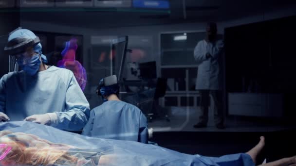 医疗外科医生小组在医疗过程中使用面向未来的全息触摸屏表检查病人 显示Ecg和医疗数据活动的透明屏幕 红外传 中的一枪 — 图库视频影像