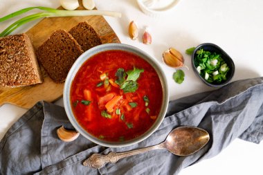 Borç, ekmek, sarımsak ve soğanla servis edilir. 