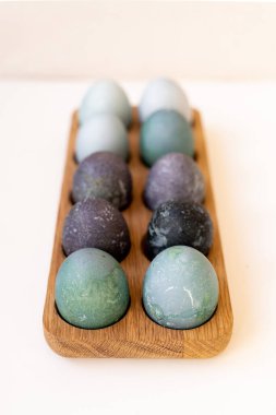 Ahşap tutacakta mavi ve siyah yumurtalar 