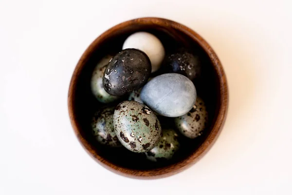 木制碗中的鹌鹑蛋 — 图库照片