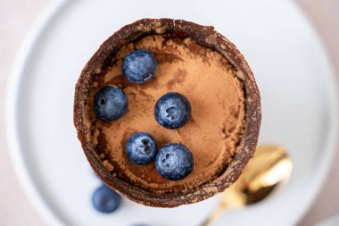 Çikolatalı fincanda böğürtlenli tiramisu tatlısı.