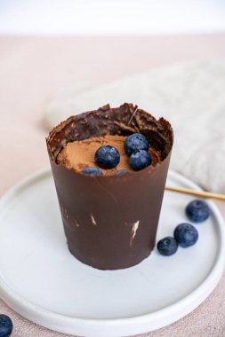 Çikolatalı fincanda böğürtlenli tiramisu tatlısı.