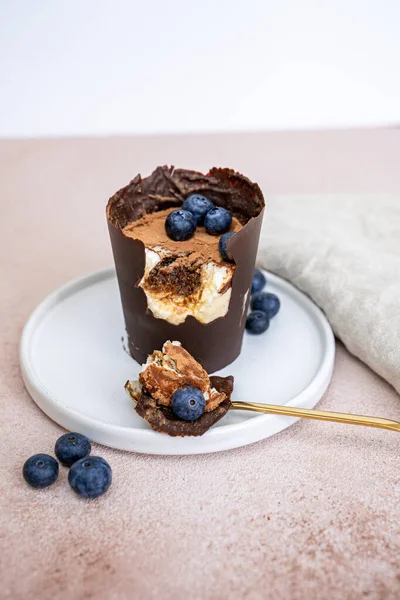 Çikolatalı fincanda böğürtlenli tiramisu tatlısı.