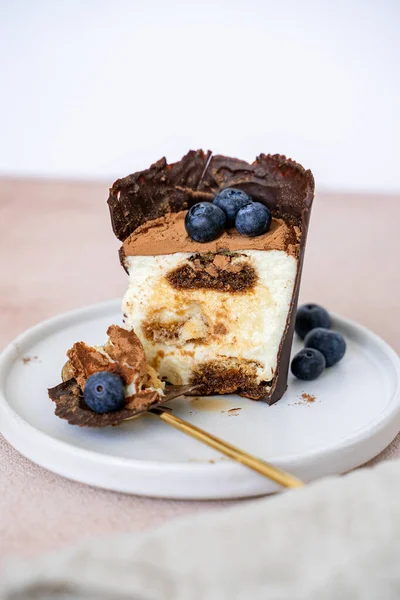 Çikolatalı fincanda böğürtlenli tiramisu tatlısı.