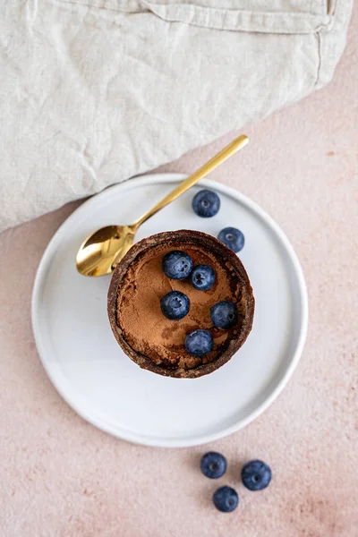 Çikolatalı fincanda böğürtlenli tiramisu tatlısı.