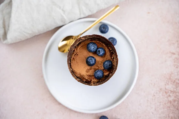 Çikolatalı fincanda böğürtlenli tiramisu tatlısı.
