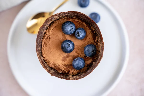 Çikolatalı fincanda böğürtlenli tiramisu tatlısı.