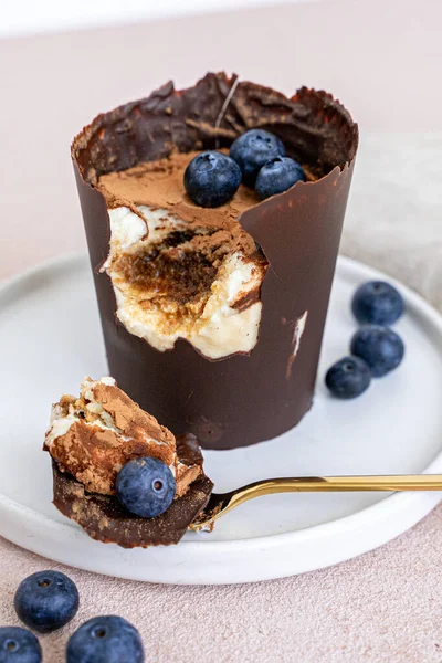 Çikolatalı fincanda böğürtlenli tiramisu tatlısı.