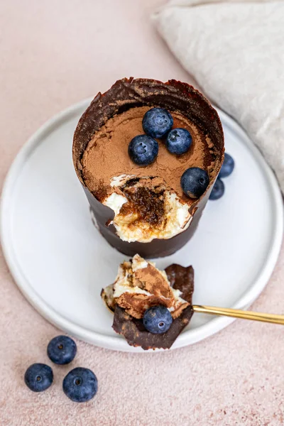 Çikolatalı fincanda böğürtlenli tiramisu tatlısı.