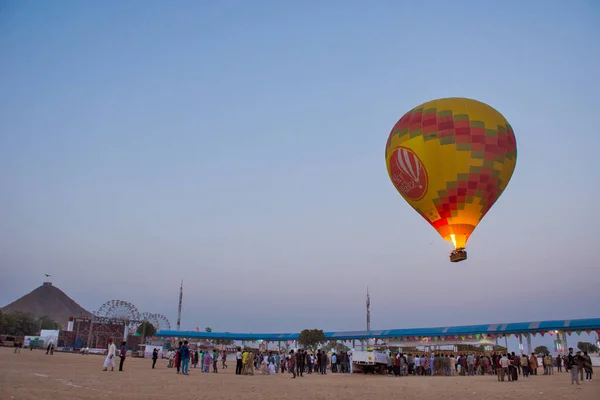 PUSHKAR Fuarında Sıcak Hava Balonu Ata Bindi