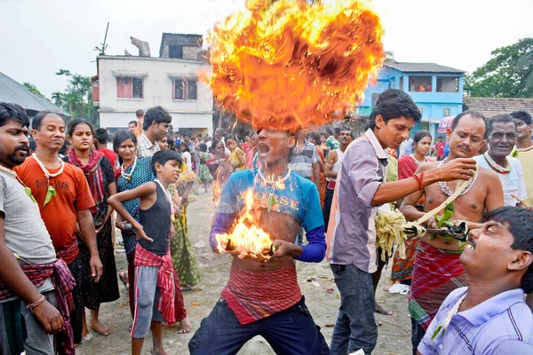 Ateş, gajon festivalinde bir ayin düzenliyor. 