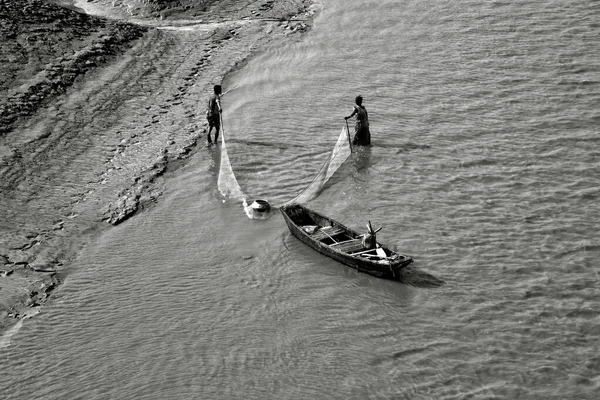 Batı Bengal Hindistan 'ı konservelemek için Malt Nehri' nde balık tutmak