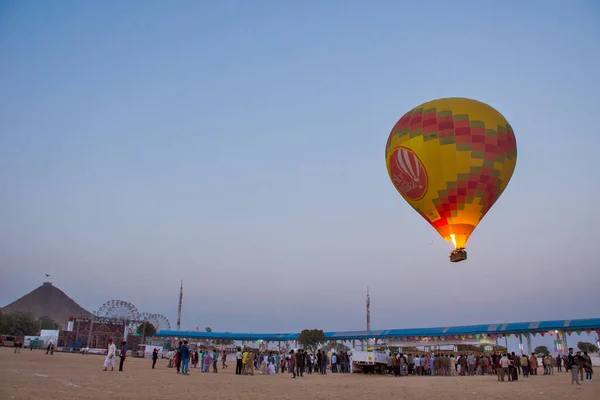 Sıcak hava balonu ve Pulkar Fair 'de canlı stok.