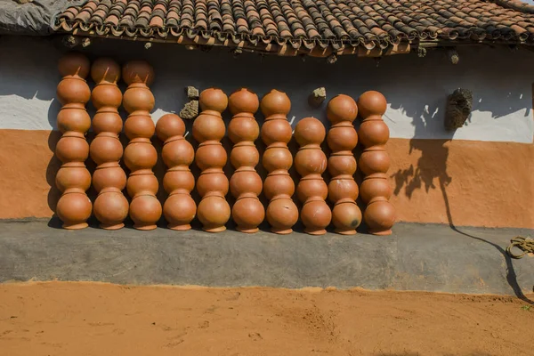 Batı Bengal Hindistan 'da köy evi ve kil kaplar.