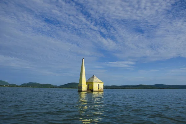 Chilika Gölü, Hindistan 'ın doğu kıyısında, Odisha eyaletinin Puri, Khurda ve Ganjam bölgelerine yayılmış, Daya Nehri' nin ağzında, Bengal Körfezi 'ne akan ve 1100 km' den fazla bir alanı kaplayan tuzlu su gölüdür..