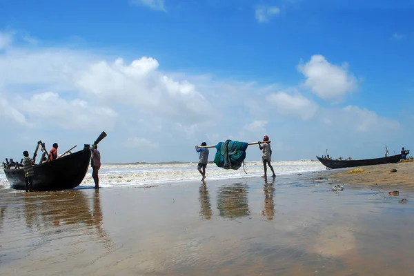 Balıkçılar okyanusta balık avlarken renkli oltalarını taşıyorlar..