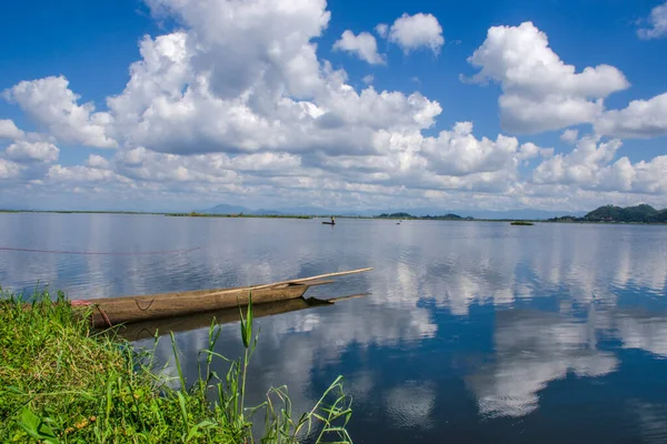 Loktak Gölü, Hindistan 'ın kuzeydoğusundaki en büyük tatlı su gölüdür ve üzerinde yüzen phumdilerle ünlüdür. Göl Hindistan 'ın Manipur eyaletindeki Moirang' da yer almaktadır..