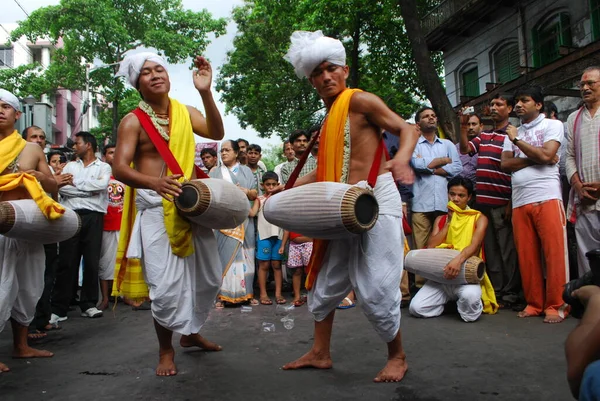 MANIPURI dansçıları İKON KOLKATA RATHAYATRA 2013 DANAŞINI YAPIYOR
