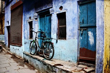 Mavi ev ve soyut fotoğraf makinesi.