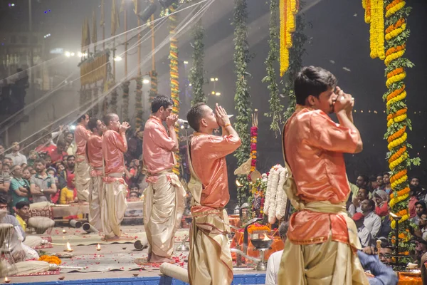 Ganga aarti 'nin başka bir görüntüsü 