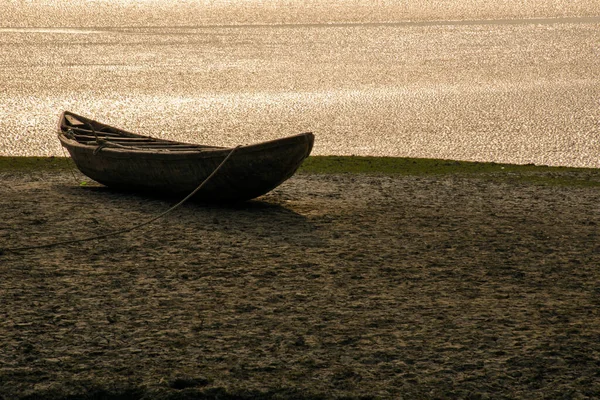 Güney 24 Pargana Batı Bengal Hindistan 'da yalnız gemi ve altın saat.