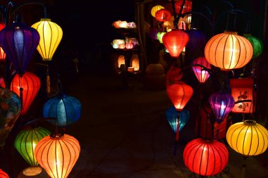 Vietnam 'daki gece pazarında renkli lampionlar.