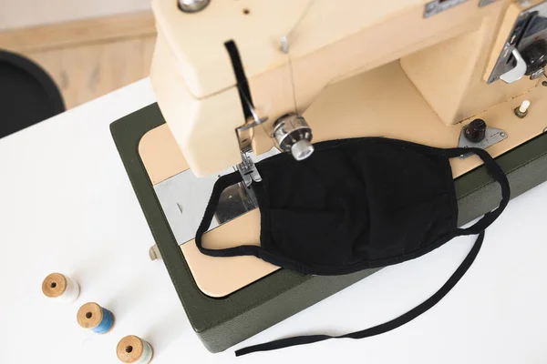 Vintage Sewing Machine Process Sewing Protective Medical Mask Home Workplace — Stock Photo, Image