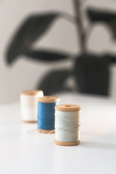 縫製工場で糸青を縫う — ストック写真