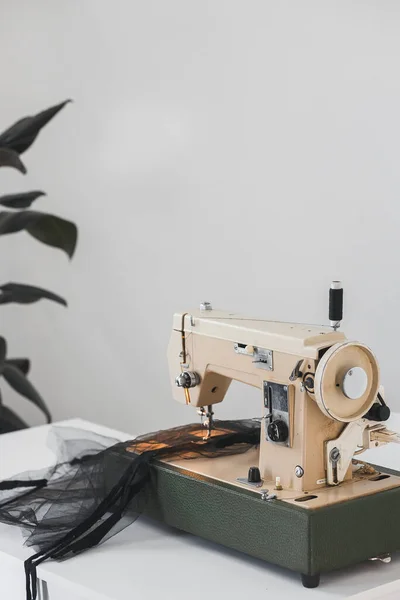 Processo de costura de fatin malha na máquina de costura em casa no local de trabalho em um fundo branco — Fotografia de Stock