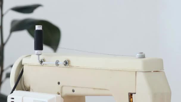 在家里的老式缝纫机上缝制 与科维德19型软骨鱼有关的产品 — 图库视频影像