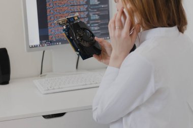 Elektronik teknoloji konsepti. Genç kadın online alışveriş gpu grafikleri işleme birimi beyaz arka plan odası