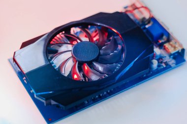 Beyaz arkaplan ayrıntıları üzerinde birim beyaz arkaplan işleme Gpu Grafikleri makro mavi ışık çipi