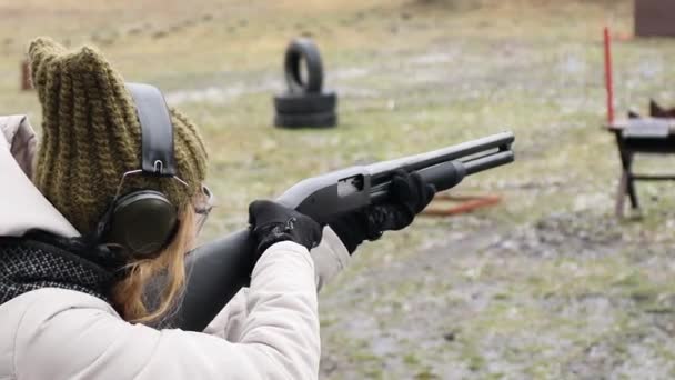 Een Meisje Schiet Met Een Jachtgeweer Doelen Schietbaan Kaliber — Stockvideo