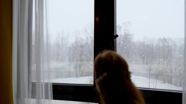 Draußen Vor Dem Fenster Fällt Schnee Und Schneit Große Schneeflocken — Stockvideo