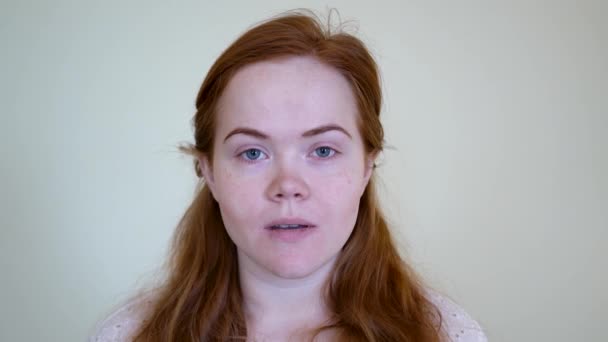 Аллергически Больная Рыжеволосая Женщина Сморщивающая Насморк Ткани Аллергический Грипп Больной — стоковое видео